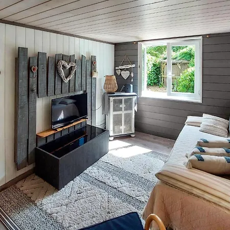 1 Bedroom Lovely In Saint-Yaguen